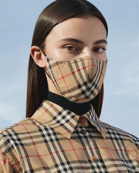 maske mit burberry muster|Burberry launcht Schutzmasken mit dem ikonischen Karomuster.